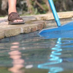 Swimming-Pool-Maintenance-Tips-for-Fall-and-Winter-Months-3